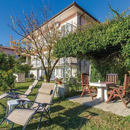 1 Bedroom Awesome In פיראן