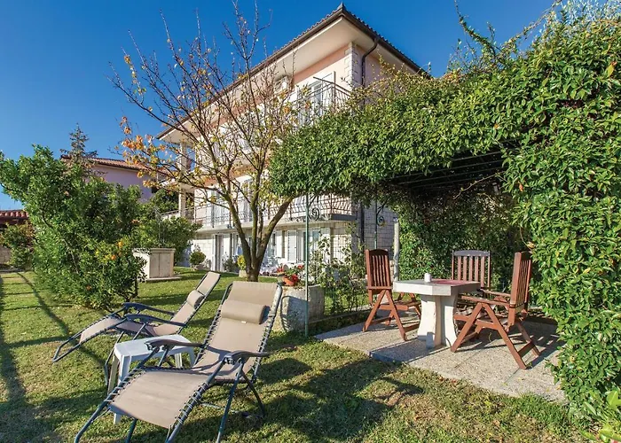 1 Bedroom Awesome In פיראן